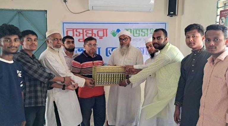 ভোলায় বসুন্ধরা শুভসংঘের উদ্যোগে মাদরাসায় ধর্মীয় বই উপহার
