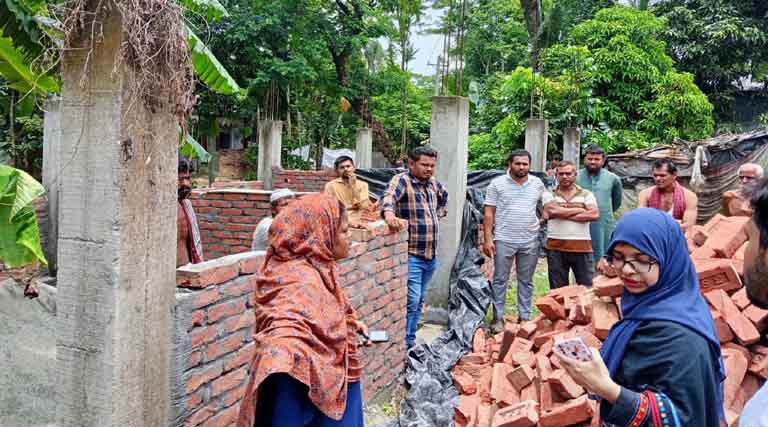 নলছিটিতে সরকারি জমি দখল করে বাড়ি নির্মান বন্ধ করে দিলো উপজেলা প্রশাসন