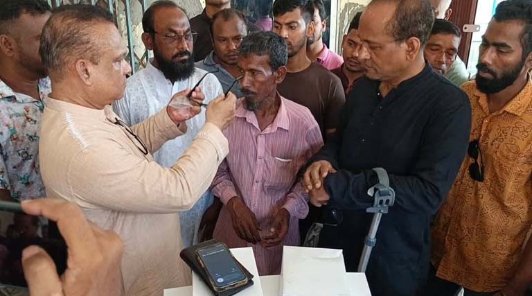 ঝালকাঠিতে ডা: জিয়া হায়দারের বিনামূল্যে স্বাস্থ্যসেবা: আট শতাধিক রোগীর মুখে হাসি