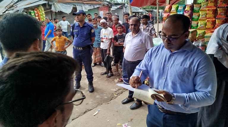 নলছিটিতে উপজেলা প্রশাসনের অভিযানে ভ্রাম্যমাণ আদালতে ০৫ মামলা ৪১০০০ টাকা জরিমানা ও ১৯০ কেজি পলিথিন জব্দ