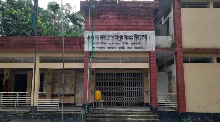 চারজন শিক্ষকের উপস্থিত একজন, আরেকজন আসেন সাড়ে দশটায়, দপ্তরীর ব্যস্ততা বাড়ির কাজে