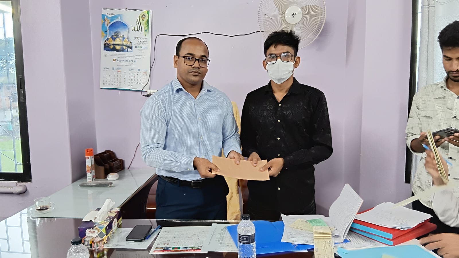 জুলাই গন অভ্যুত্থানে পুলিশের গুলিতে আহত বেলালকে সরকারি সহায়তার চেক প্রদান।