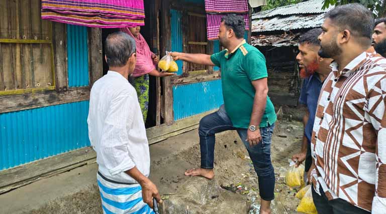 নলছিটিতে পানিবন্দি মানুষের পাশে রান্না করা খাবার নিয়ে ছাত্রদল আহবায়ক রনি
