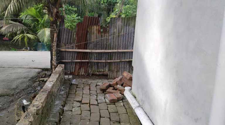 ঝালকাঠিতে যাতায়াতের পথ আটকে টিনের বেড়া দিলো প্রতিপক্ষরা,থানায় অভিযোগ।