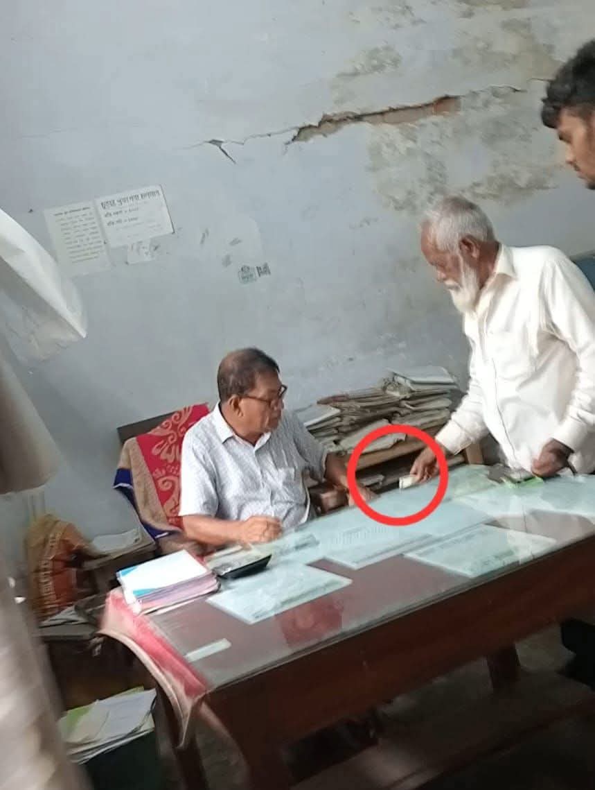 নলছিটি সেটেলমেন্ট অফিসে ঘুষ ছাড়া মেলে না সেবা,ঘুষ গ্রহণের ভিডিও ভাইরাল।