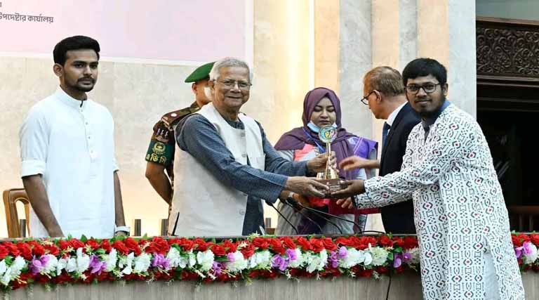 ইয়ুথ ভলান্টিয়ার অ্যাওয়ার্ড পেলেন ঝালকাঠি’র খালেদ সাইফুল্লাহ