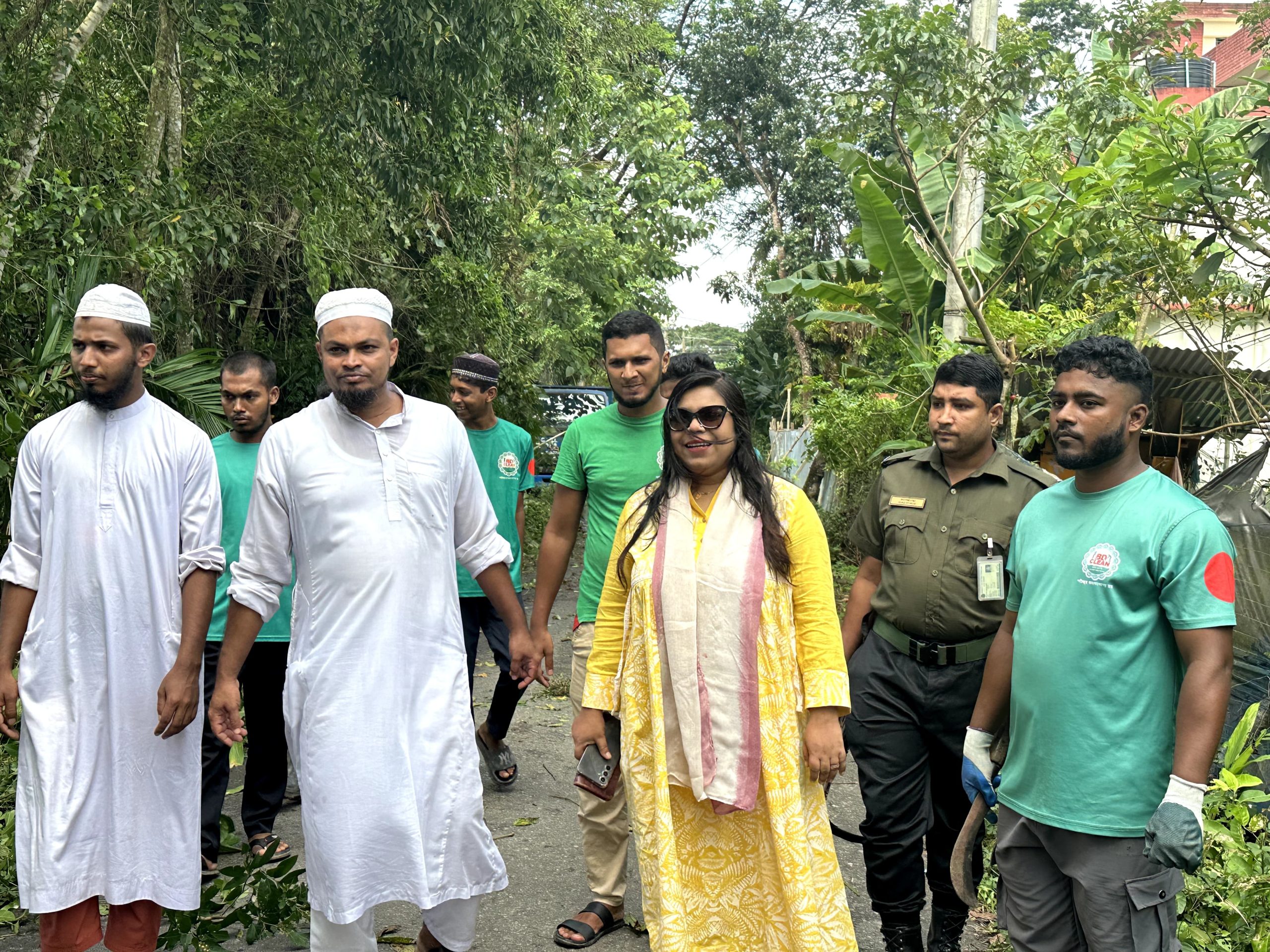 নলছিটিতে রাস্তার ঝুকিপূর্ণ বাকের জঙ্গল নিধনে উপজেলা প্রশাসন ও সেচ্ছাসেবীদের পরিচ্ছন্নতা অভিযান।