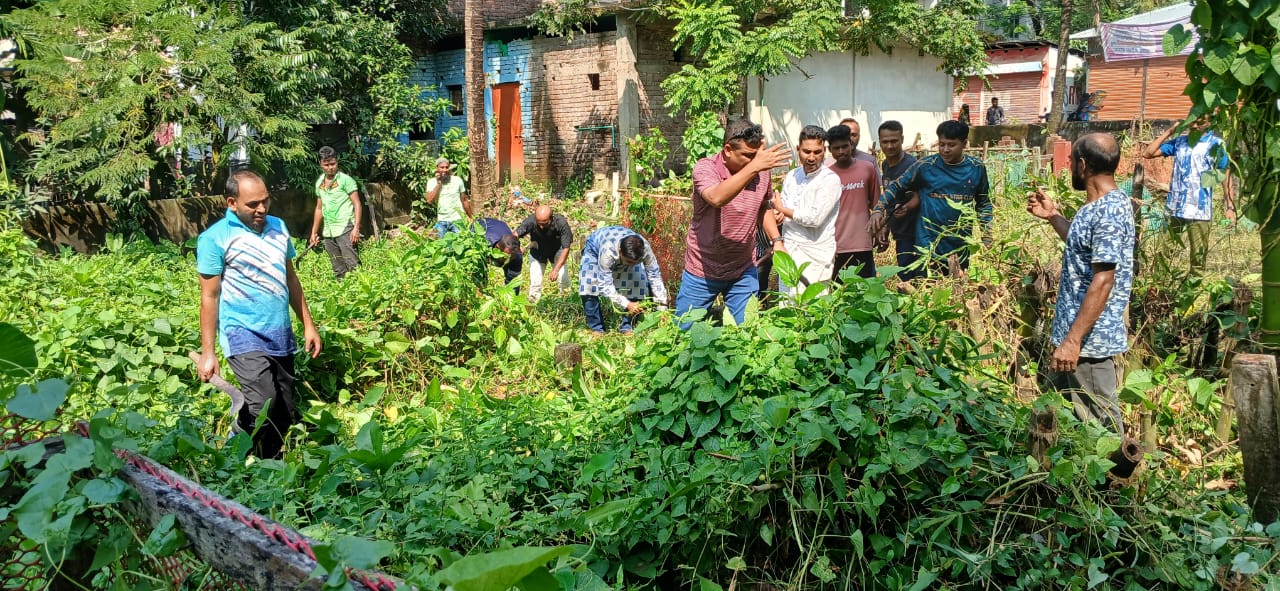 নলছিটির মল্লিকপুর গোরস্থানের ঝোপঝাড় পরিস্কারে পৌরসভা স্বেচ্ছাসেবক দল।