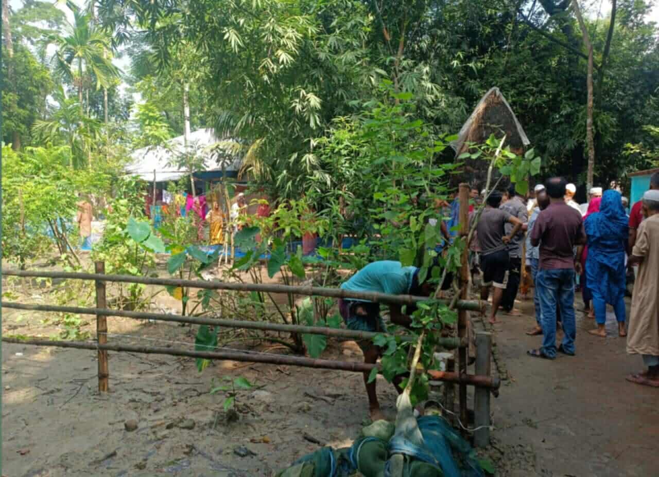 নলছিটিতে আদালতের নিষেধাজ্ঞা অমান্য করে জমি দখল করে সীমানা প্রাচীর নির্মাণের অভিযোগ।