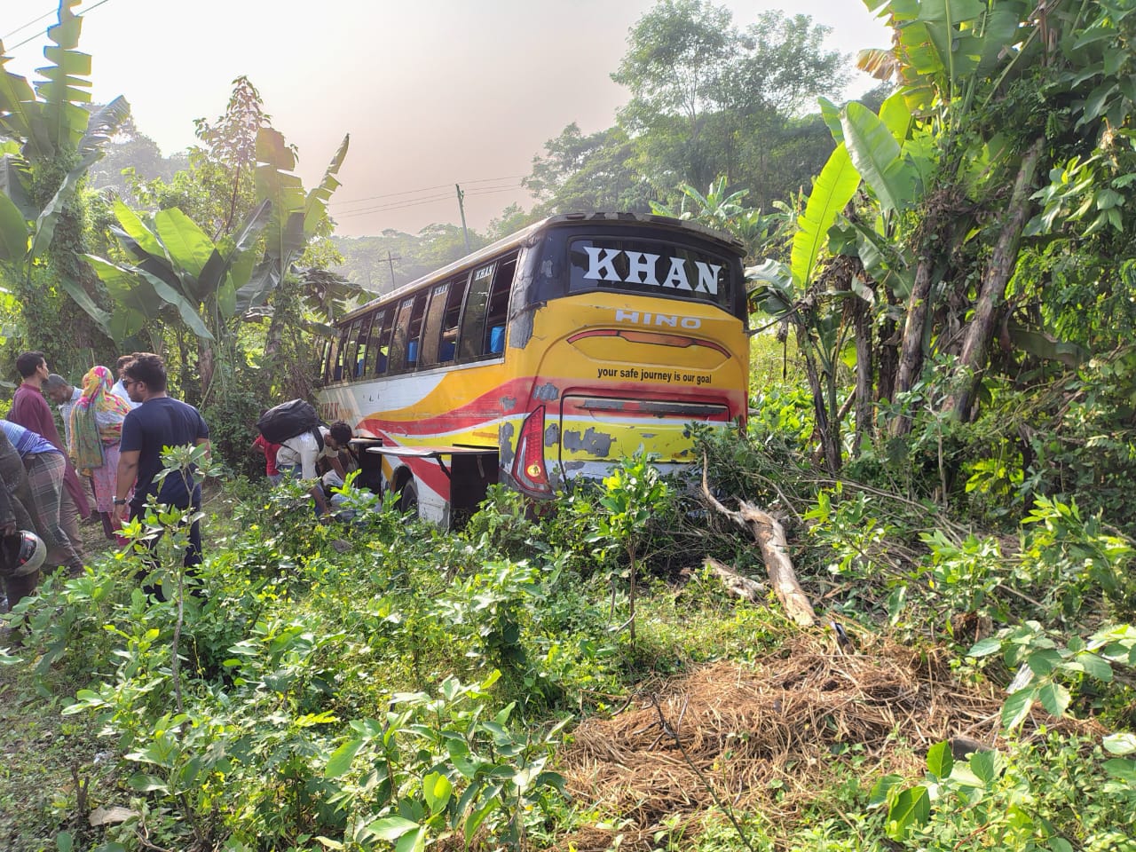 নলছিটিতে বাস,অটোরিকশা ও সিএনজির ত্রিমুখী সংঘর্ষে নিহত- ১,বাসে বিক্ষুব্ধ জনতার আগুন।
