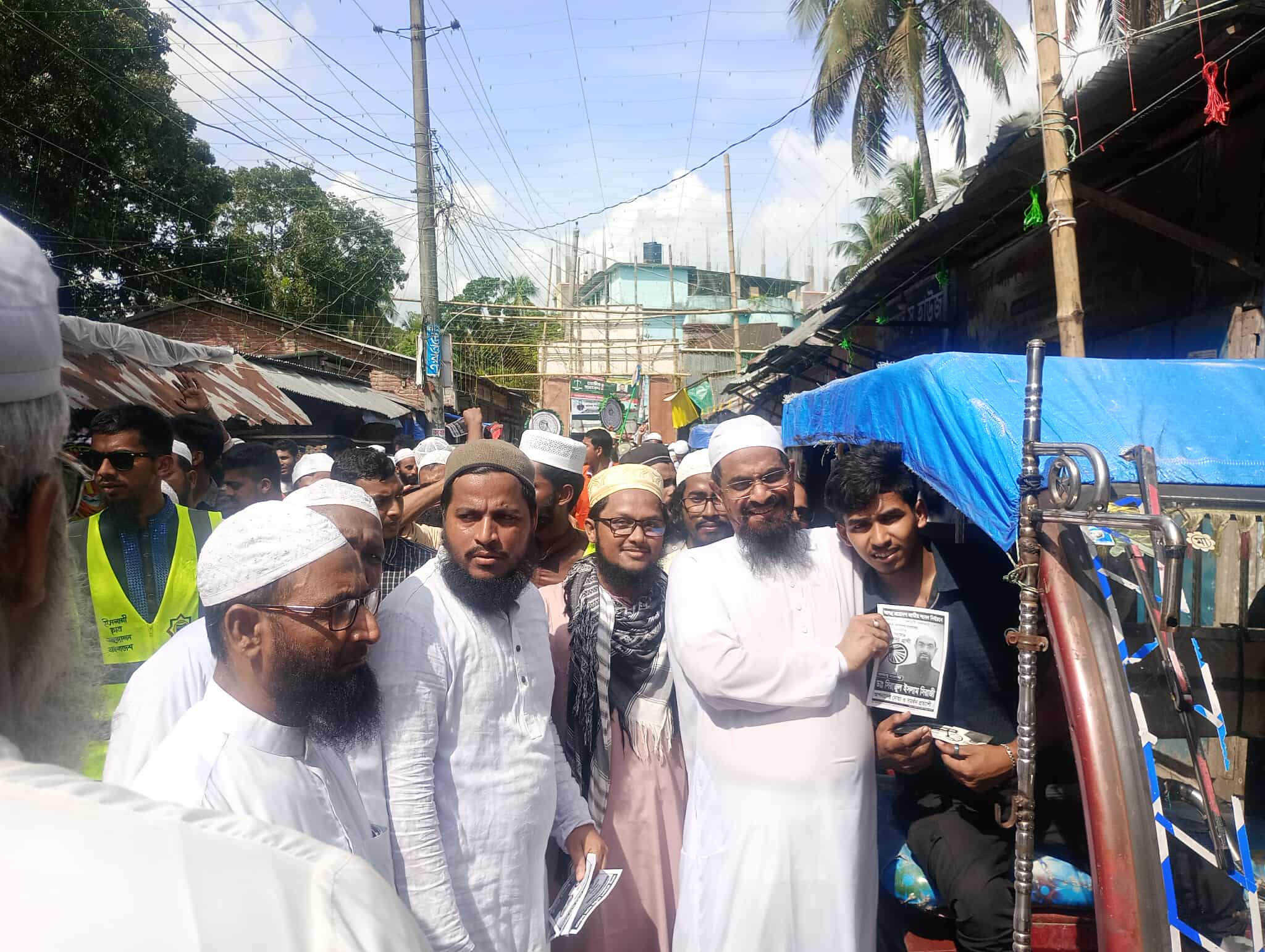 নলছিটিতে ইসলামী আন্দোলন প্রার্থী ডা. সিরাজির গণসংযোগে জনতার ঢল।